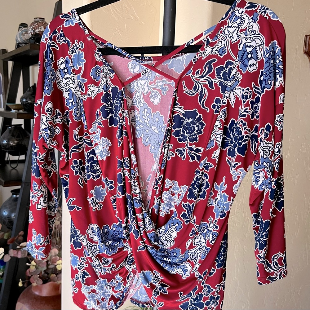 Espresso women’s long sleeve open back floral print blouse/top. Red/ blue. Sz M